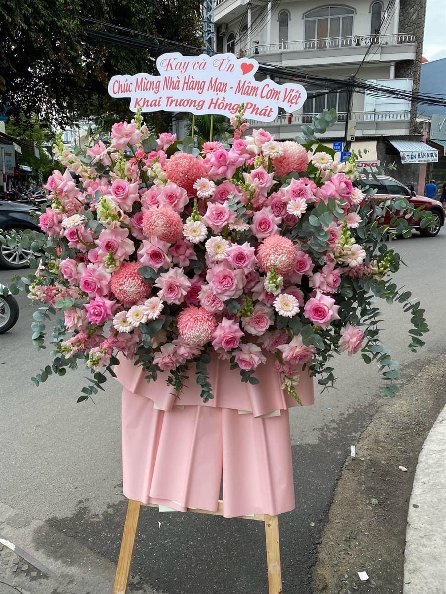 Kệ hoa chúc mừng sang trọng ở Hồ Chí Minh - HKT38