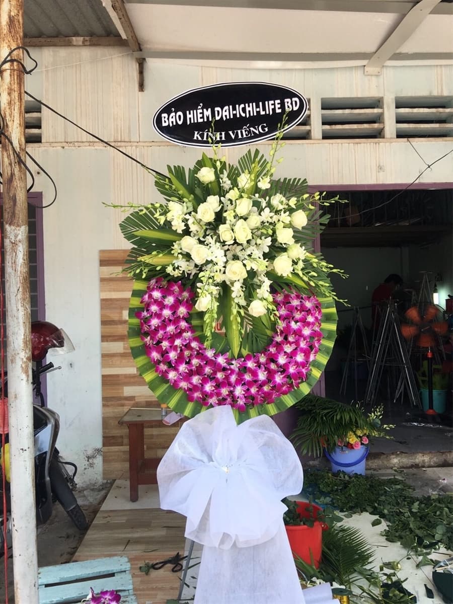 Kệ hoa viếng màu tím giao tại Hồ Chí Minh - HCB19