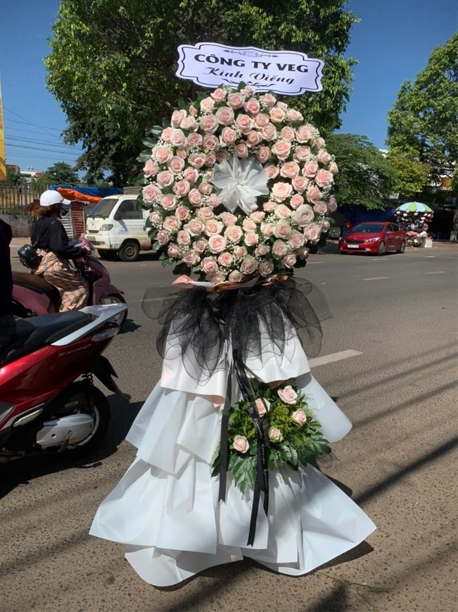 Kệ hoa viếng hoa hồng ở Hồ Chí Minh - HCB31