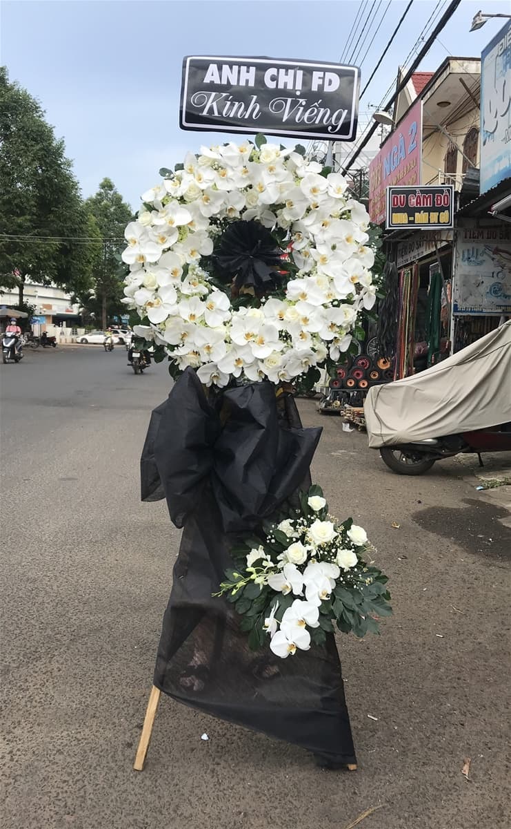 Vòng hoa viếng bằng lan hồ điệp trắng tại Hồ Chí Minh - HCB17