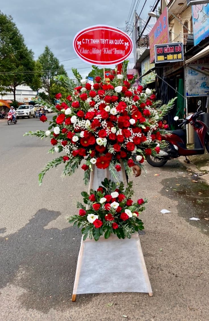 Kệ hoa chúc mừng màu đỏ may mắn tại Hồ Chí Minh - HKT36