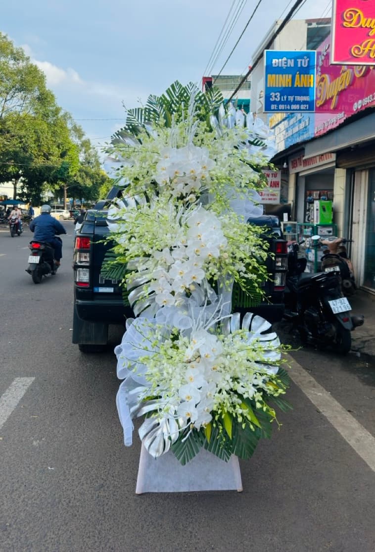 Kệ hoa viếng sang trọng tại Hồ Chí Minh - HCB30