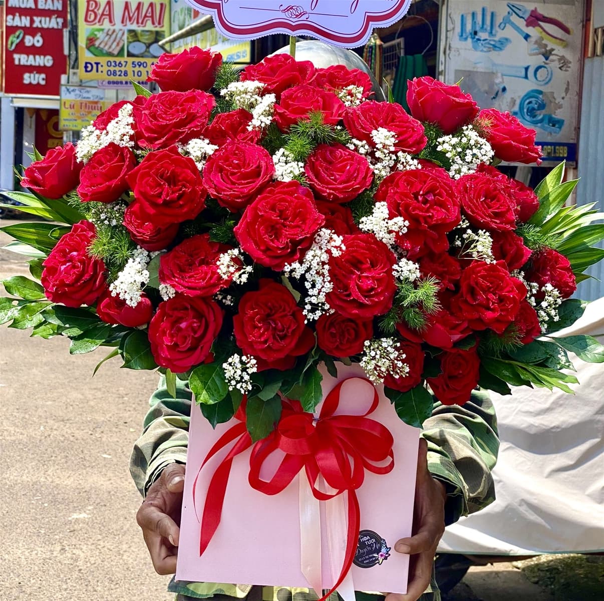 Giỏ hoa chúc mừng màu đỏ ở Hồ Chí Minh - HKT46
