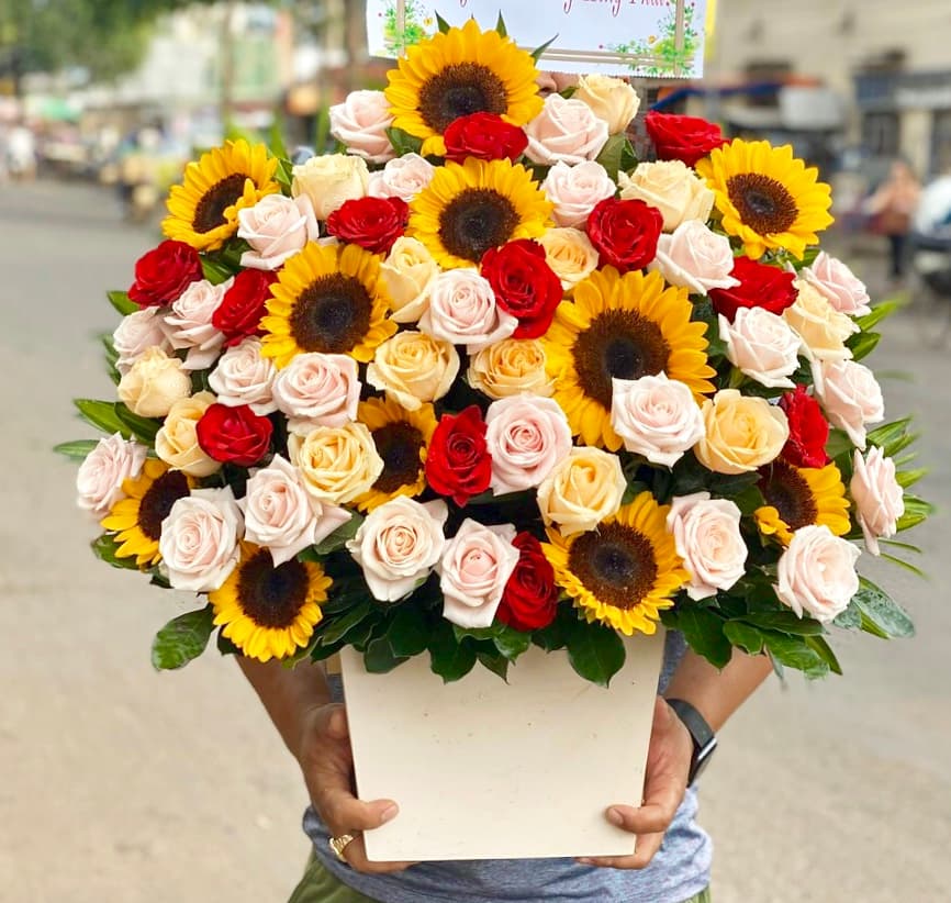 Giỏ hoa chúc mừng rực rỡ tại Hồ Chí Minh - HKT13