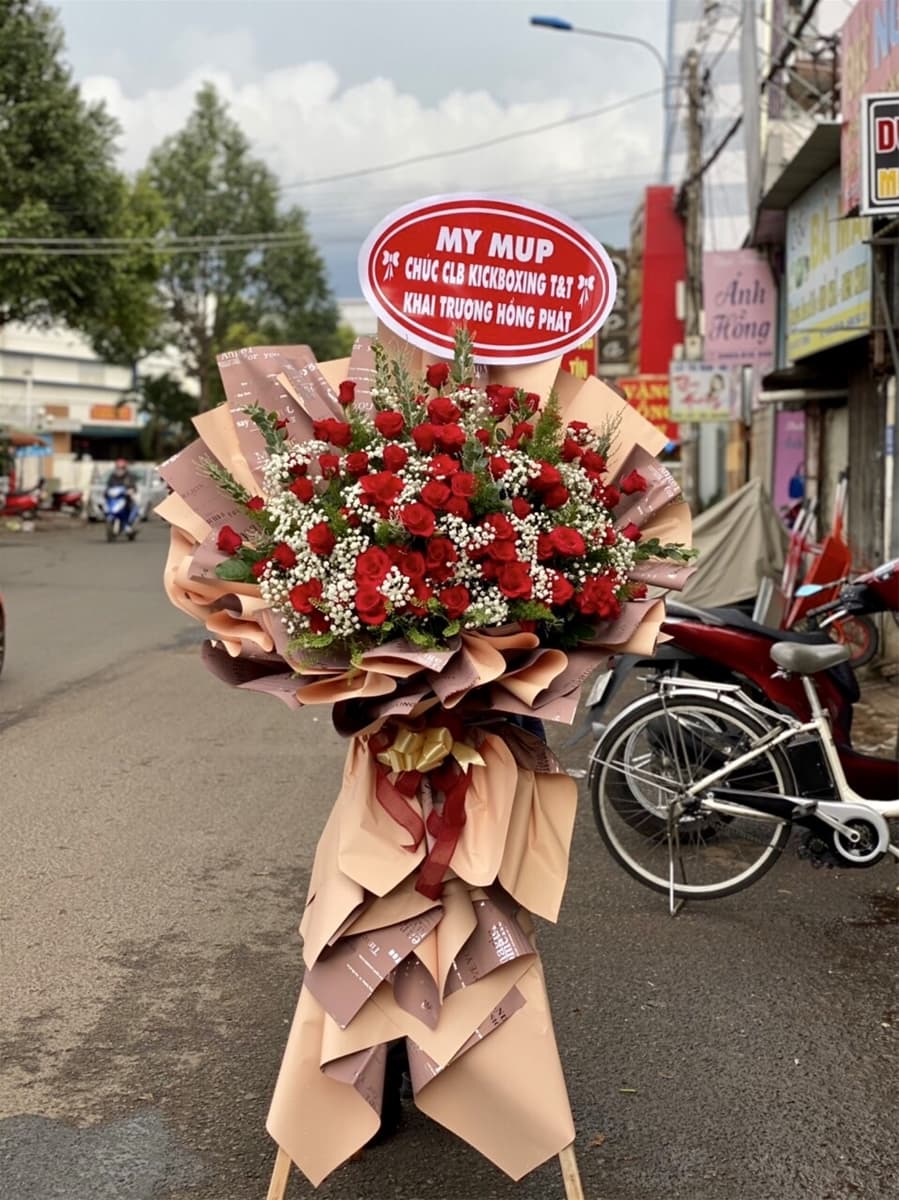 Kệ hoa khai trương màu đỏ may mắn tại Hồ Chí Minh - HKT04