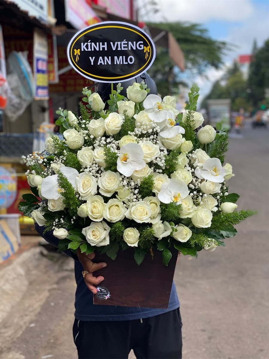 Giỏ hoa viếng màu trắng tại Hồ Chí Minh - HCB06