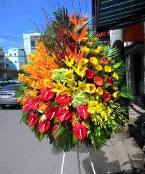 Kệ hoa khai trương phong cách hiện đại ở Hồ Chí Minh - HKT06