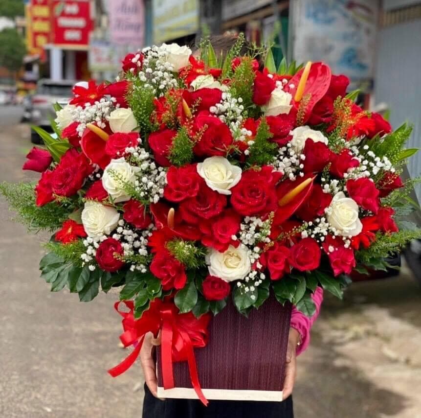 Giỏ hoa chúc mừng màu đỏ ở Hồ Chí Minh - HS15