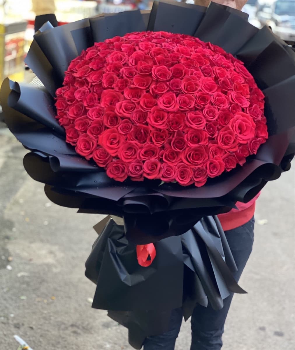 Bó hồng đỏ khổng lồ tại Hồ Chí Minh - HB34