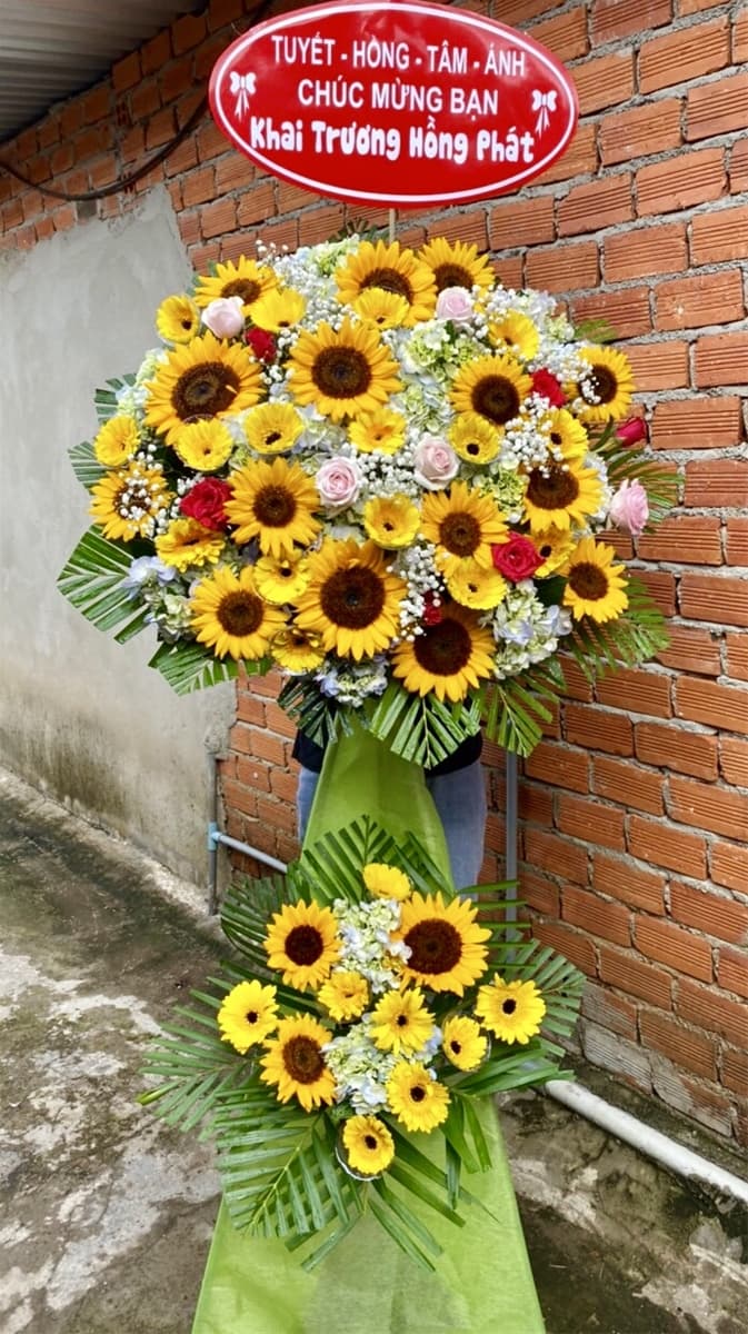 Kệ hoa khai trương bằng hoa hướng dương tại Hồ Chí Minh - HKT23