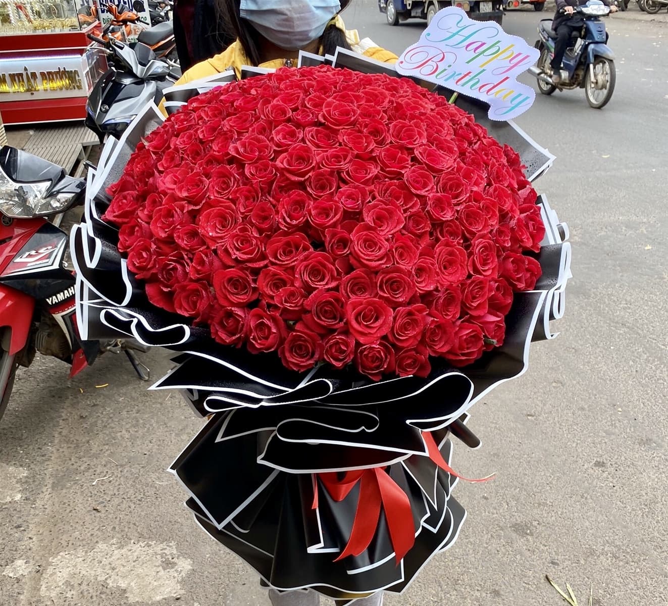 Bó hoa hồng đỏ khổng lồ ở Hồ Chí Minh - HB59