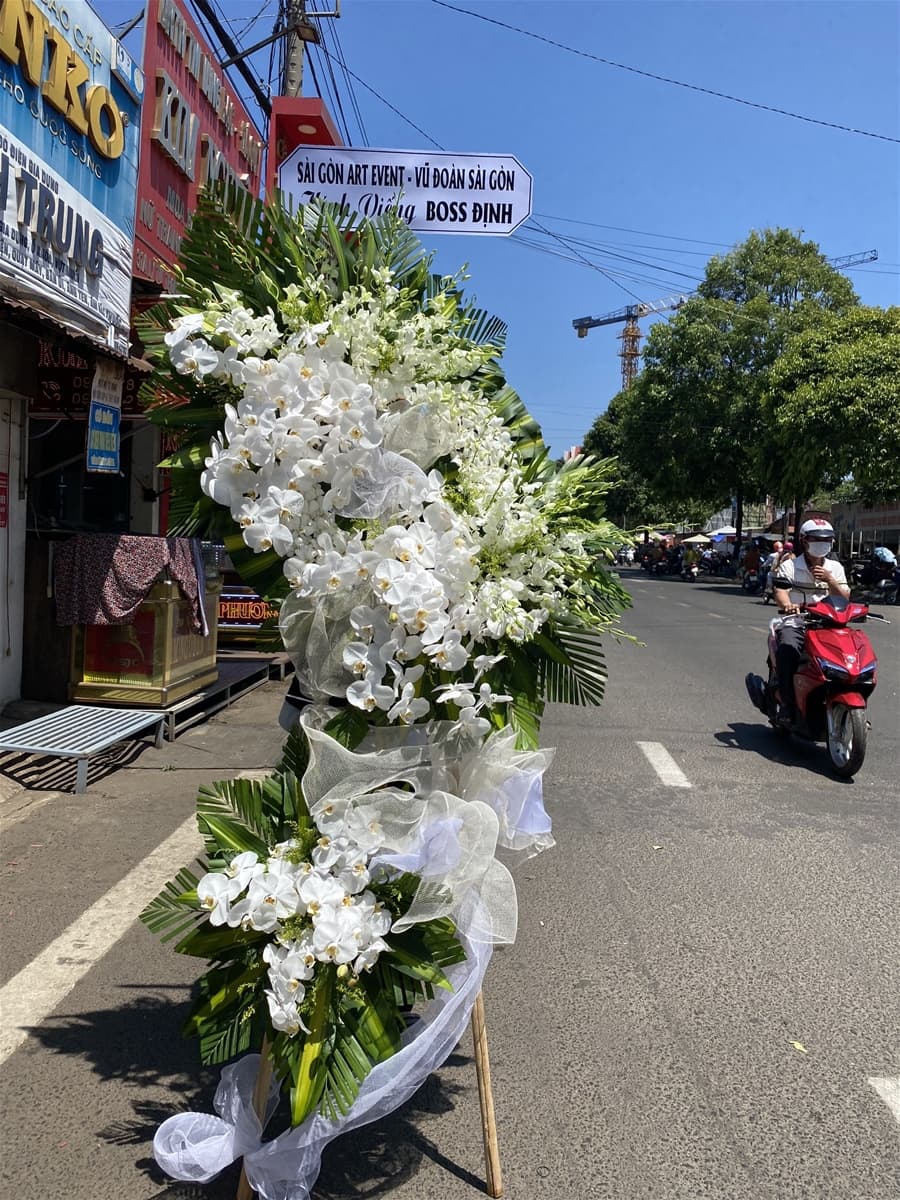 Kệ hoa viếng sang trọng ở Hồ Chí Minh - HCB37