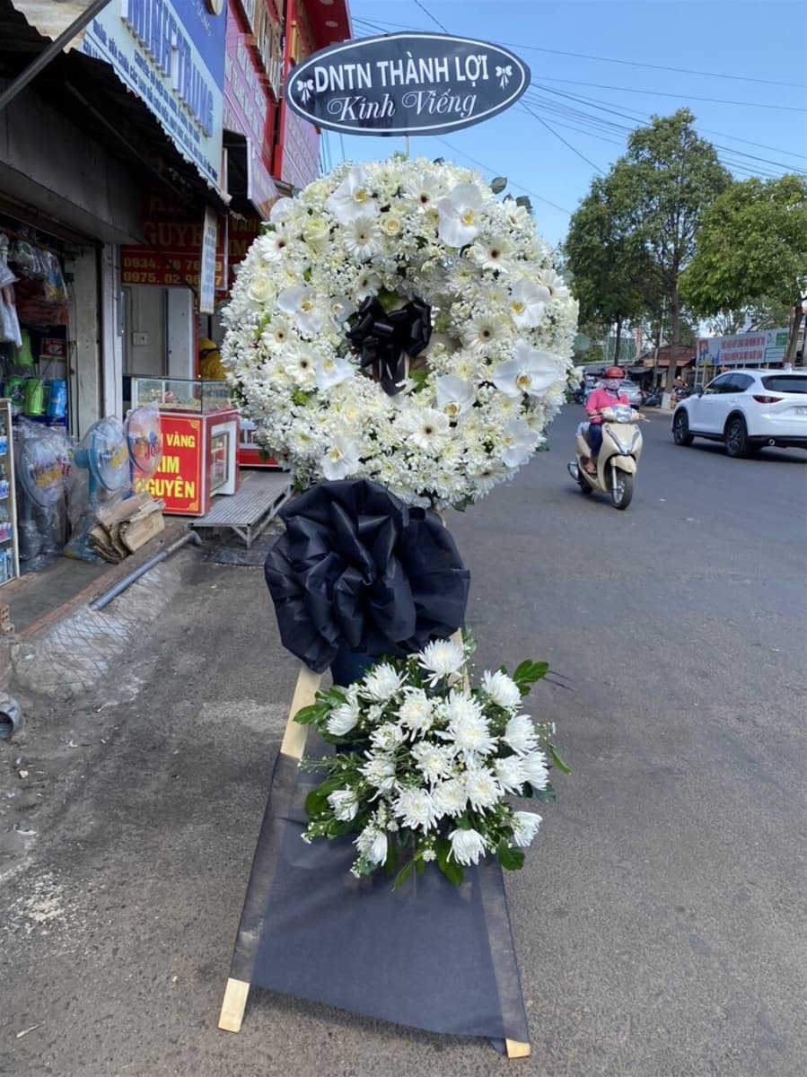 Kệ hoa viếng màu trắng tại Hồ Chí Minh - HCB07