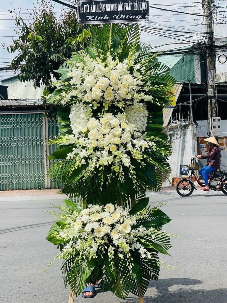 Kệ hoa viếng giao tận nơi tại Hồ Chí Minh - HCB28