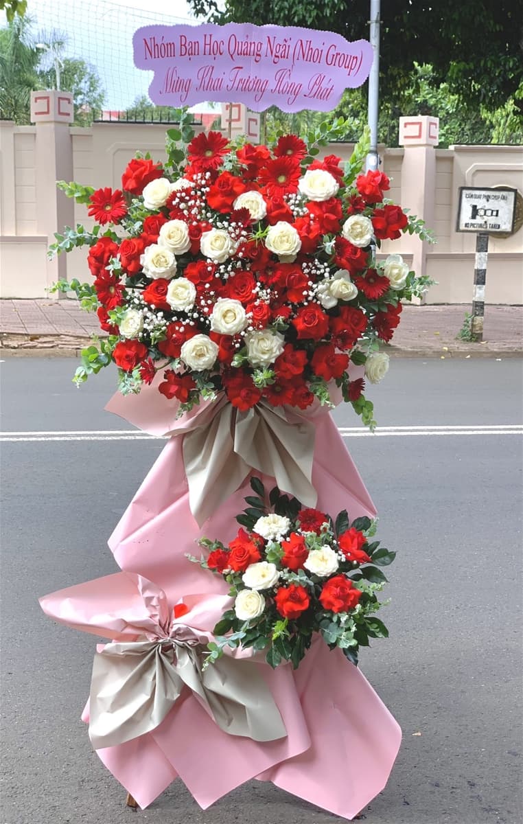 Kệ hoa khai trương phong cách hiện đại ở Hồ Chí Minh - HKT50