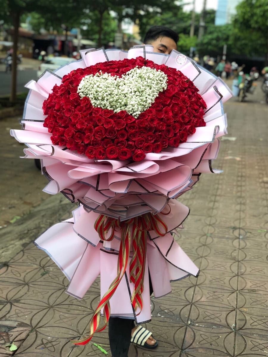 Bó hồng đỏ trái tim khổng lồ ở Hồ Chí Minh - HB55