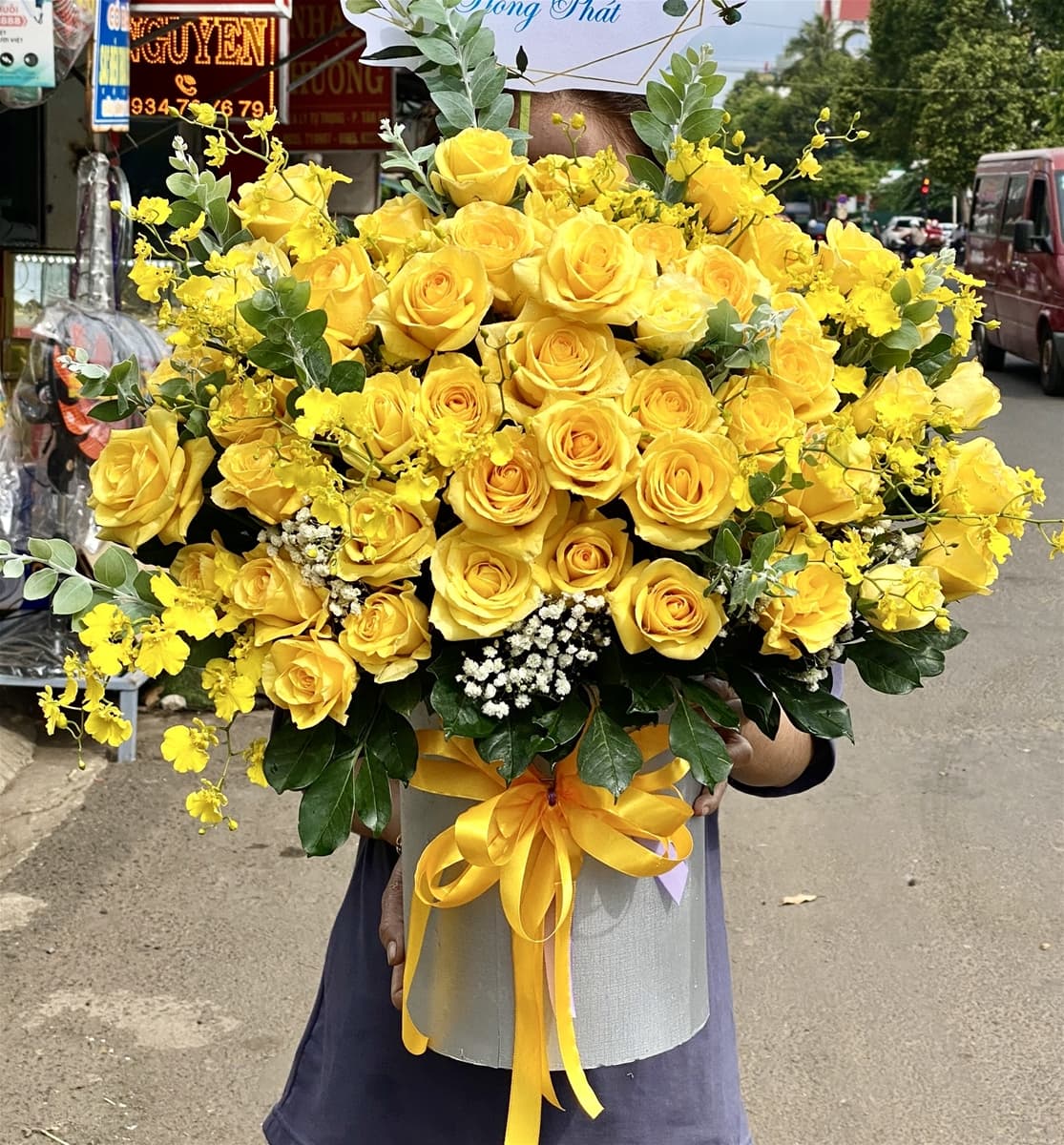 Giỏ hoa chúc mừng màu vàng giao tại Hồ Chí Minh - HKT48