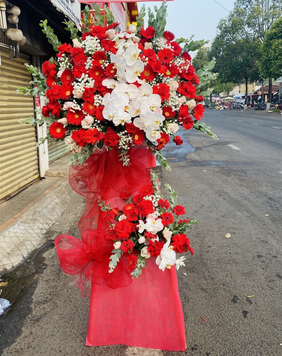 Kệ hoa chúc mừng màu đỏ may mắn - HKT51