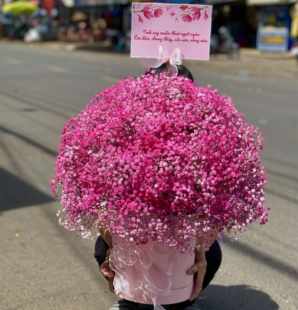 Giỏ hoa chúc mừng màu hồng tại Hồ Chí Minh - HKT17