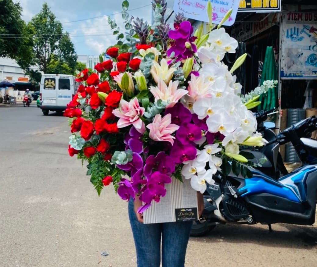 Giỏ hoa chúc mừng cao cấp ở Hồ Chí Minh - HKT60
