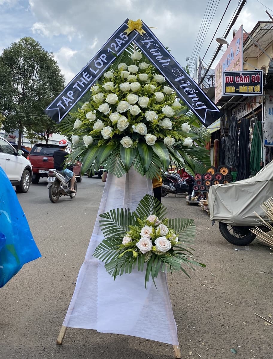 Kệ hoa viếng hồng trắng giao ở Hồ Chí Minh - HCB14