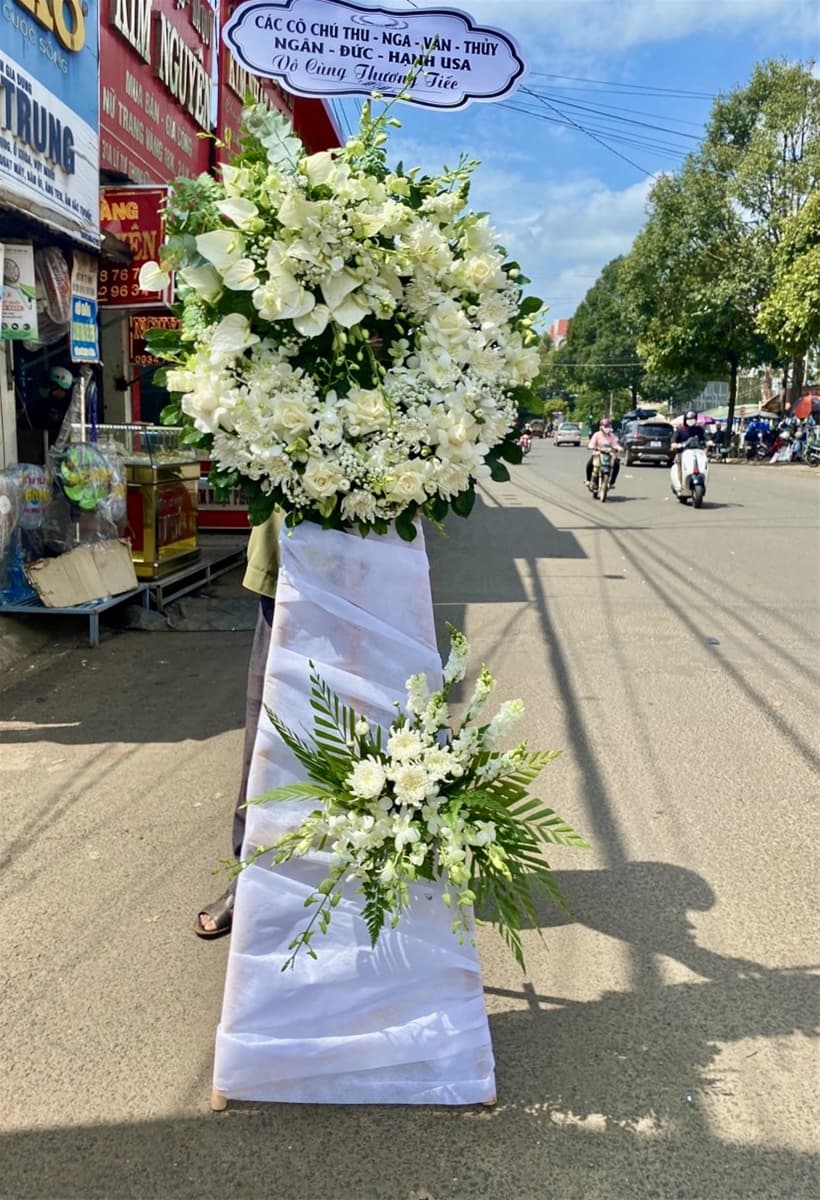 Kệ hoa viếng sang trọng tại Hồ Chí Minh - HCB10