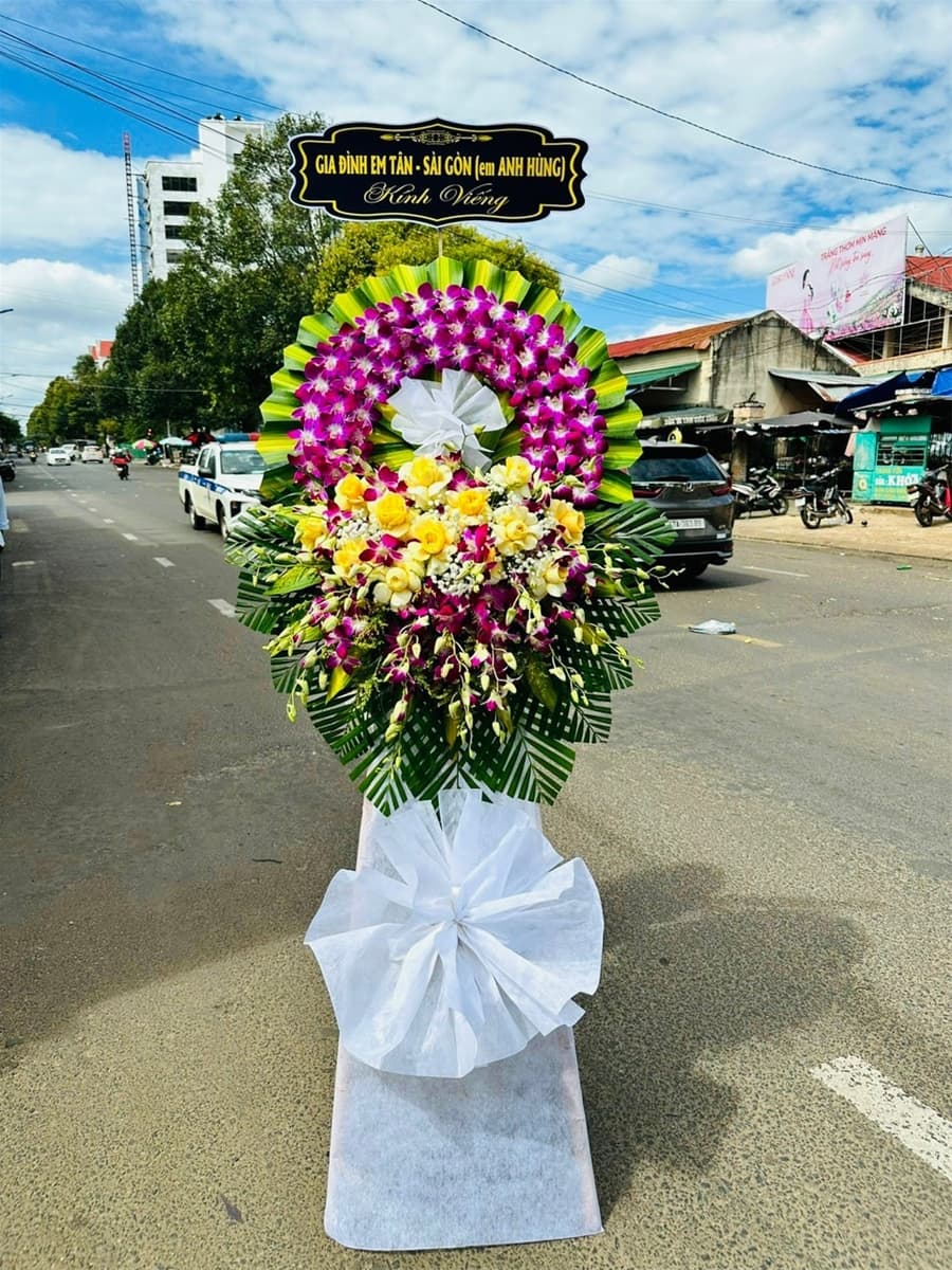 Kệ hoa chia buồn lan tím ở Hồ Chí Minh
