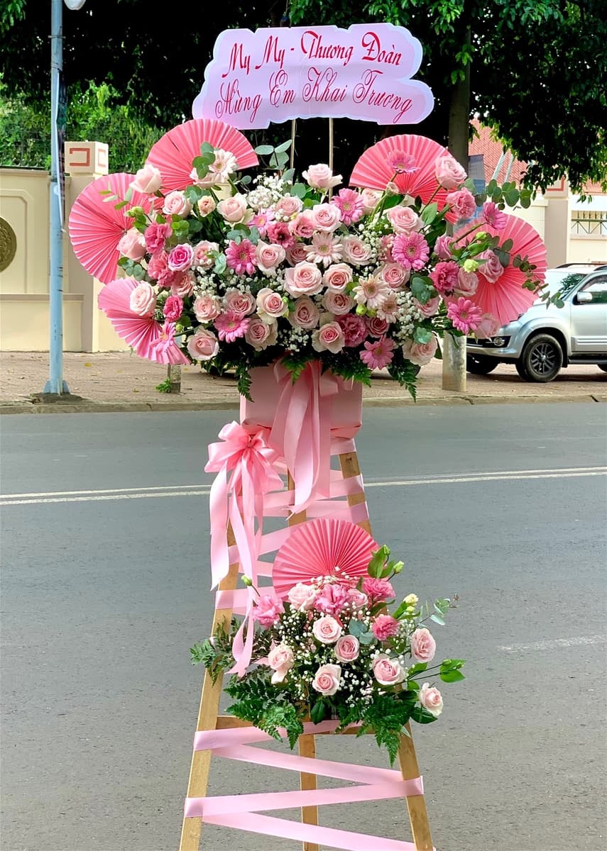 Kệ hoa khai trương phong cách hiện đại ở Hồ Chí Minh - HKT40