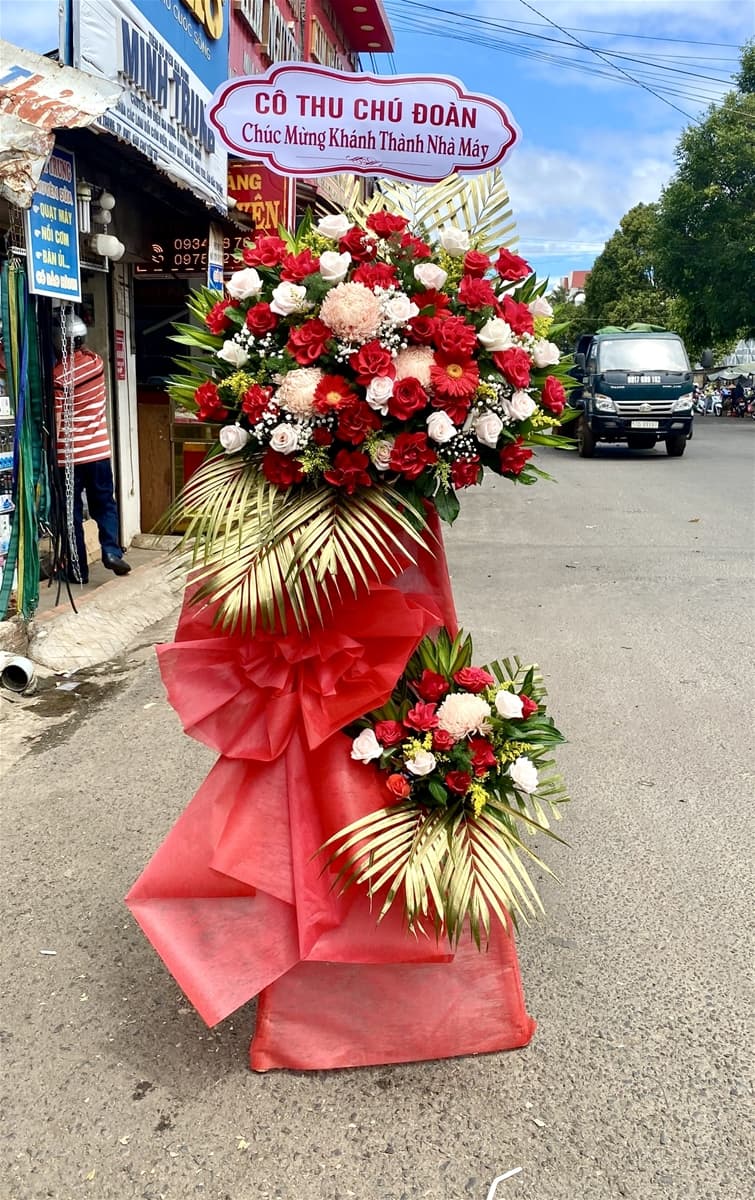 Kệ hoa chúc mừng màu đỏ ở Hồ Chí Minh - HKT72