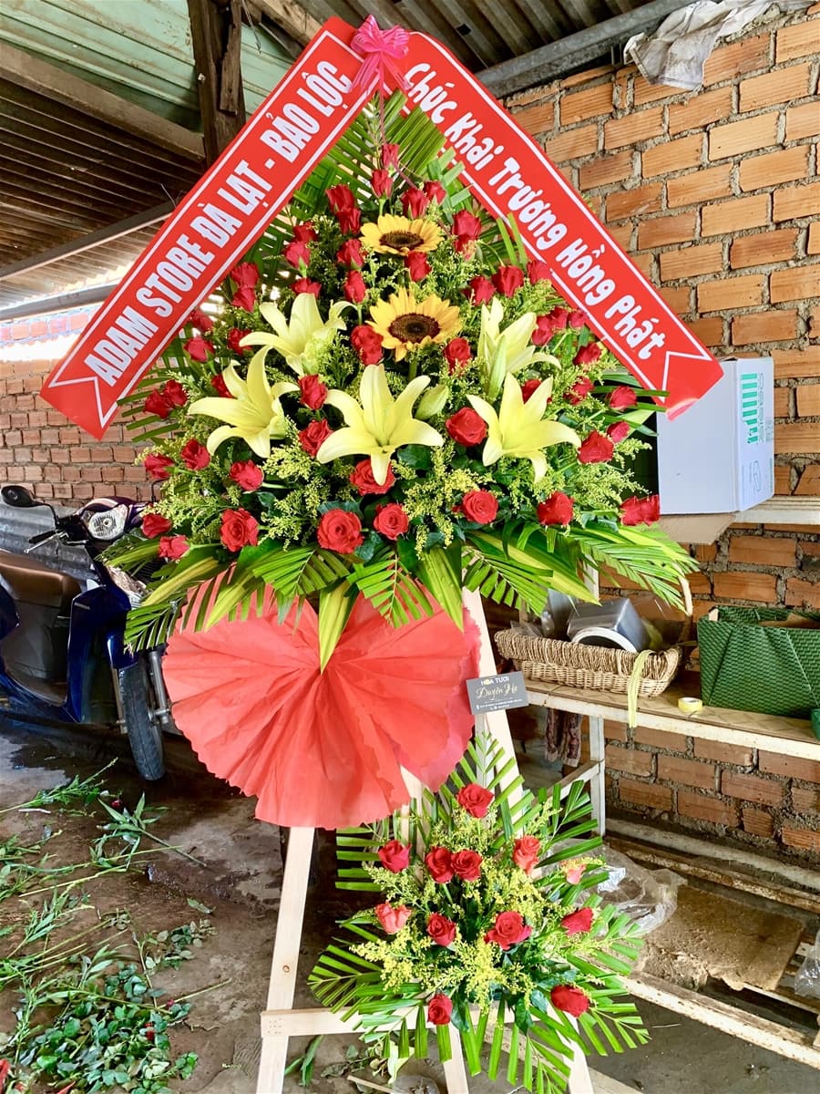 Kệ hoa khai trương bằng hồng đỏ ở Hồ Chí Minh - HKT19