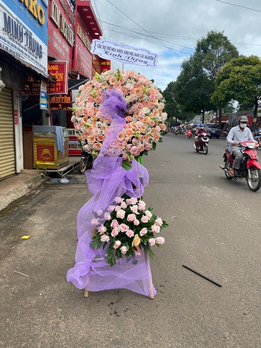 Kệ hoa chia buồn màu tím ở Hồ Chí Minh - HCB21
