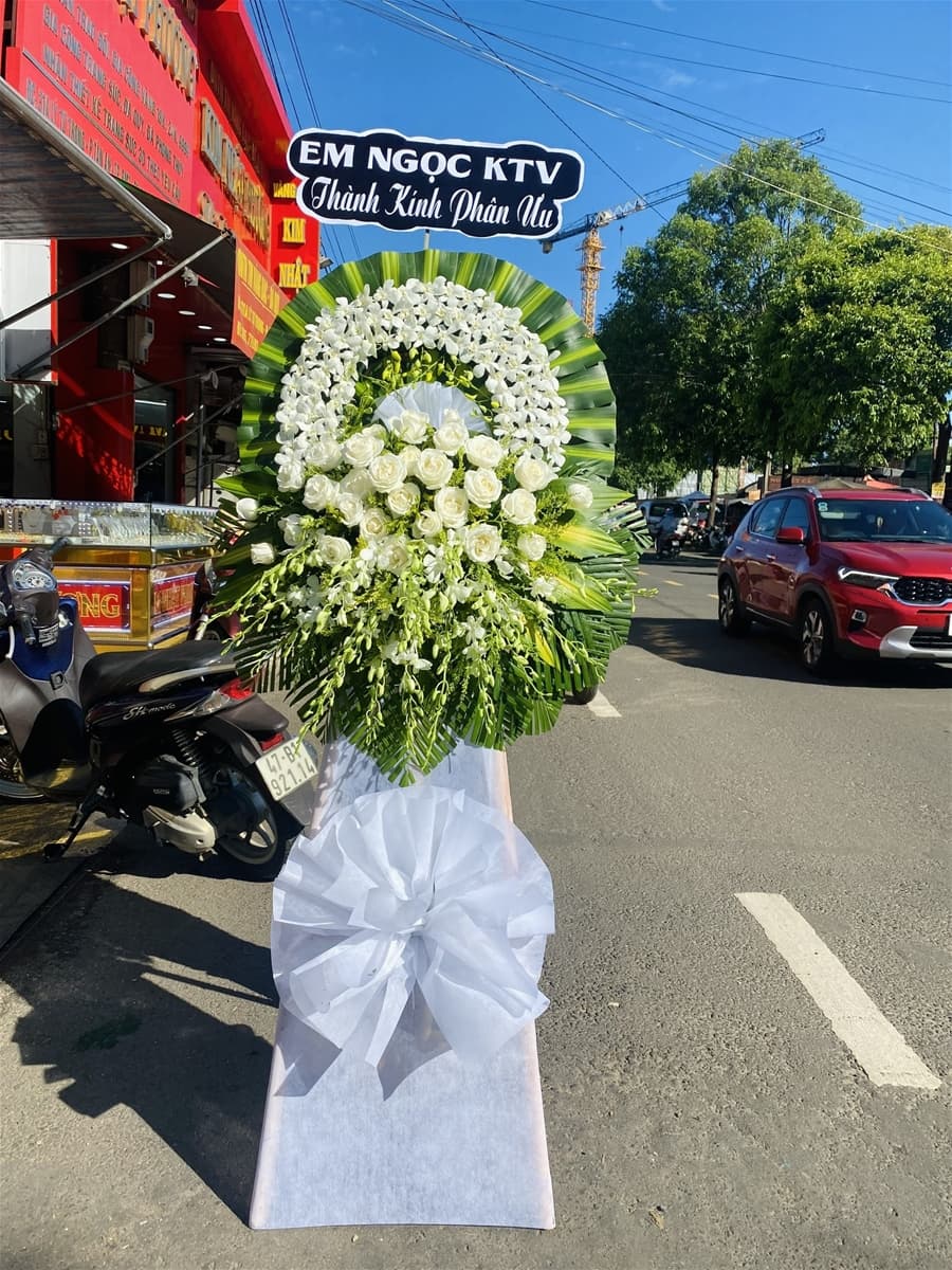 Kệ hoa viếng bằng hoa lan trắng giao tại Hồ Chí Minh - HCB12