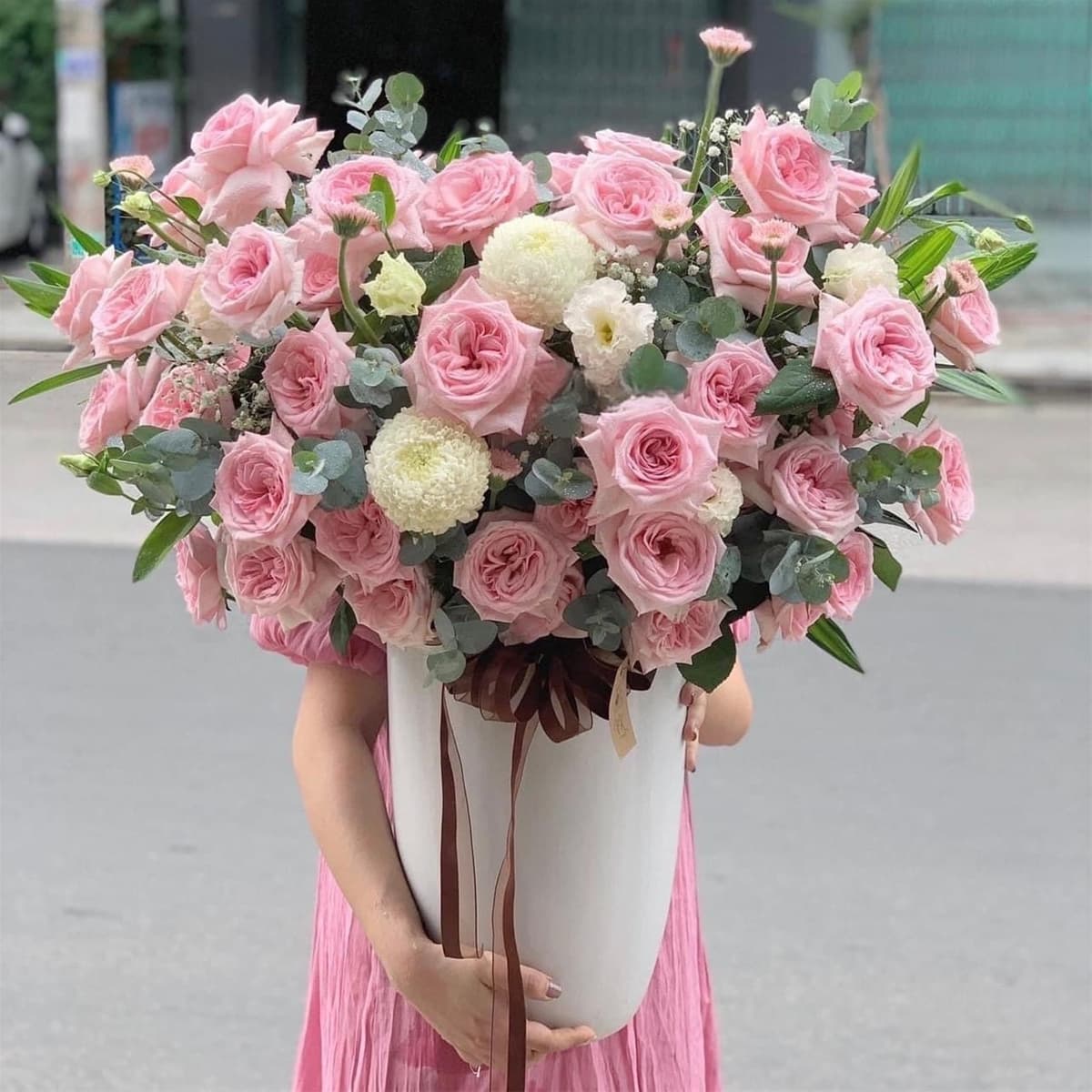 Bình hoa khai trương màu hồng ở Hồ Chí Minh - HKT62