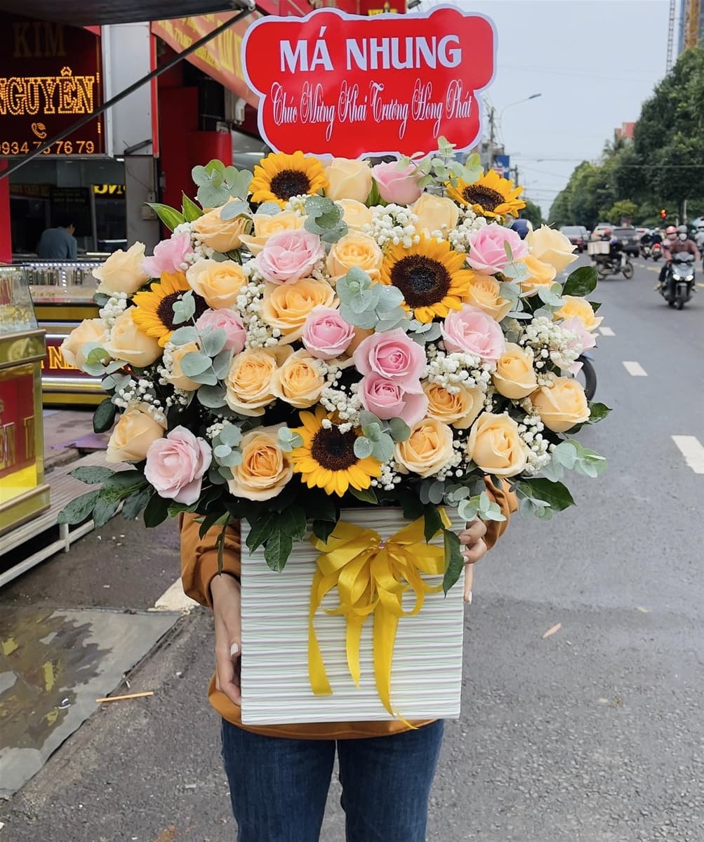Giỏ hoa chúc mừng bằng hoa hướng dương tại Hồ Chí Minh - HKT30