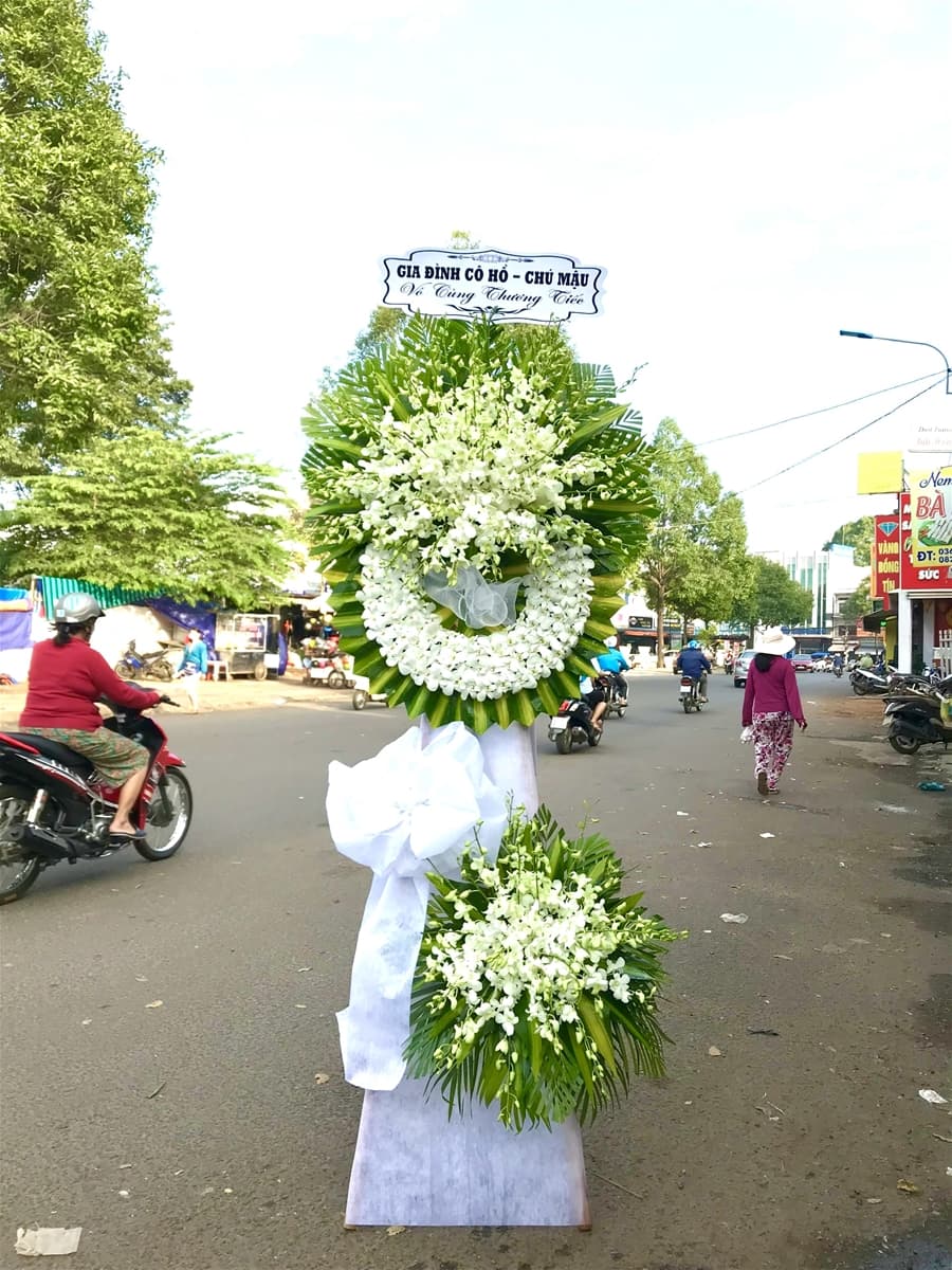 Kệ hoa viếng giao tận nơi ở Hồ Chí Minh - HCB36