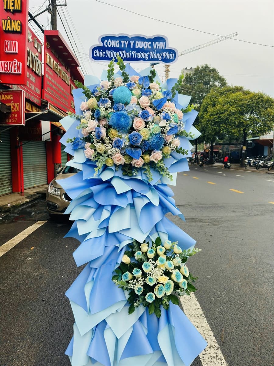 Lẵng hoa chúc mừng màu xanh ở Hồ Chí Minh - HKT64