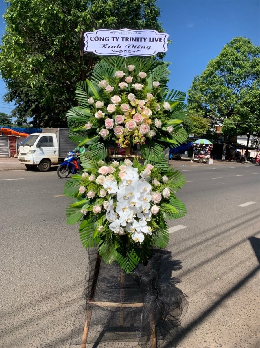 Kệ hoa viếng bằng lan hồ điệp trắng ở Hồ Chí Minh - HCB20