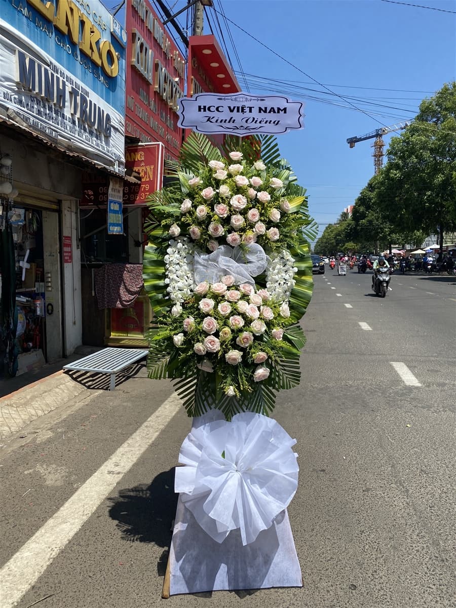 Vòng hoa viếng màu trắng tại Hồ Chí Minh - HCB24