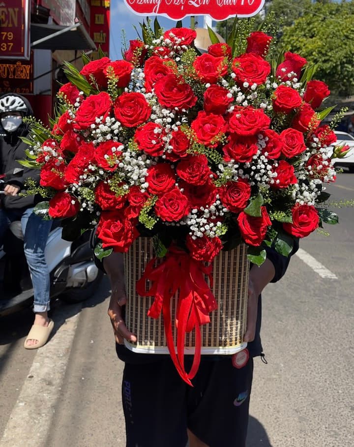 Giỏ hoa hồng màu đỏ ở Hồ Chí Minh - HS64