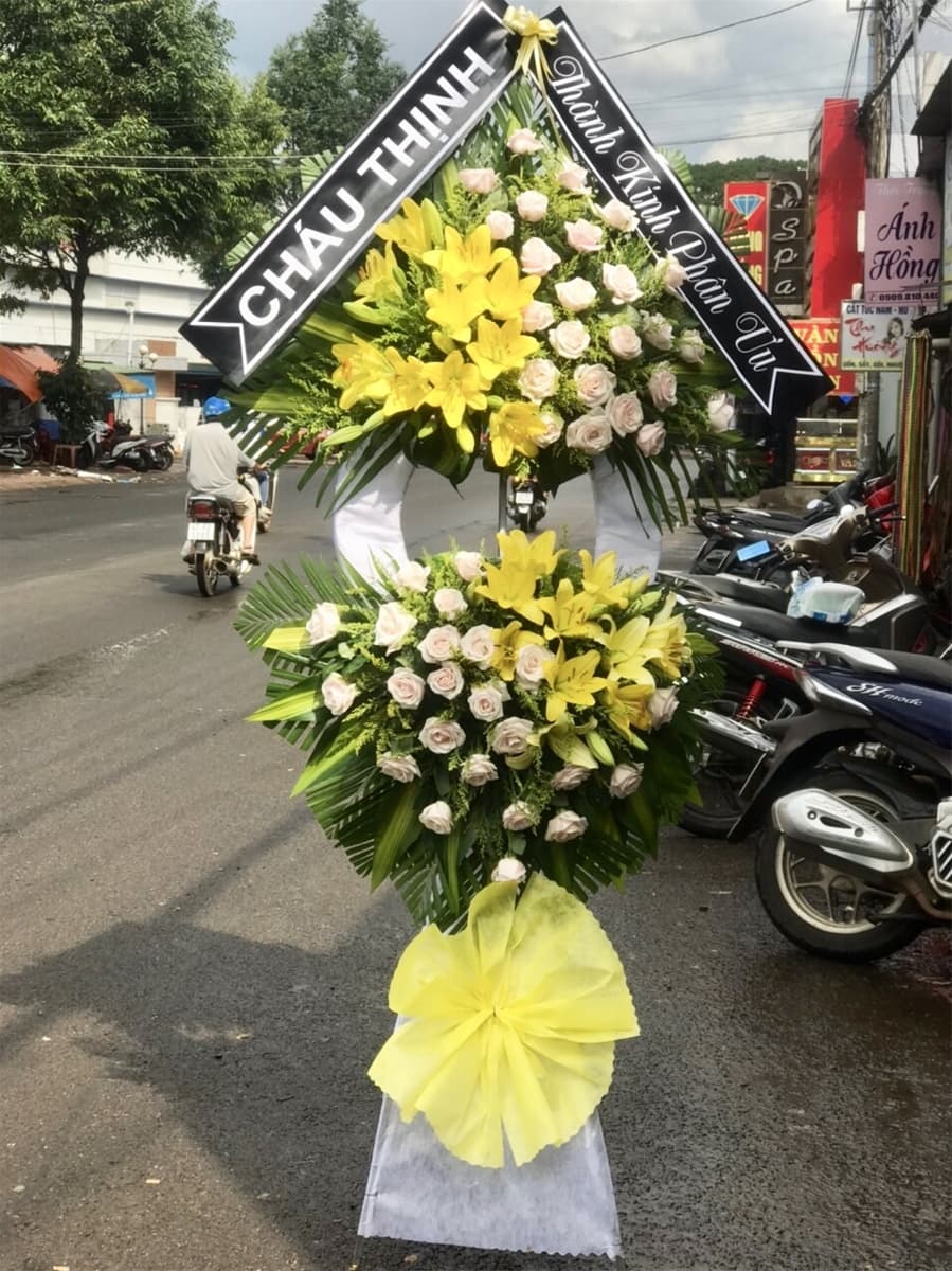 Kệ hoa viếng màu vàng giao tại Hồ Chí Minh - HCB18