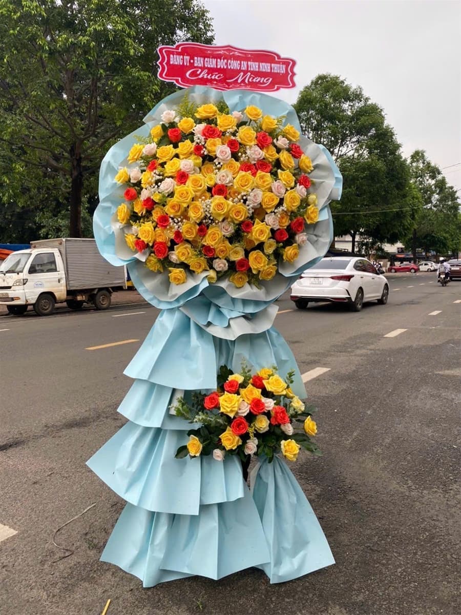 Kệ hoa khai trương giao gấp ở Hồ Chí Minh - HKT53
